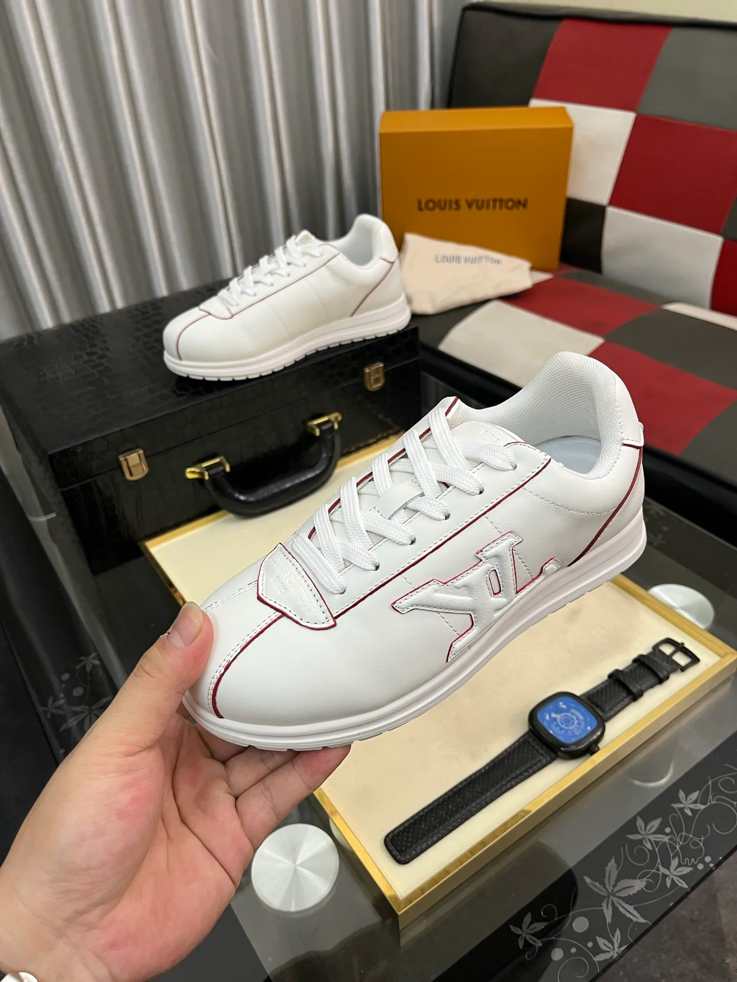 Men's shoes 💰700⌚️⌚️LV TARINE Louis Vuitton x Tyler joint model Donkey brand L family embossed couple style casual sneakers skate shoes original purchase and development This LV Trainer sneaker comes from the Louis Vuitton and Tyler collaboration series. The Monogram pattern and brand logo are transformed into nubuck calf leather embossing and side decoration respectively, witnessing the artist's creative interpretation of classic elements. The deep tones accentuate the complex upper, which requires hours of craftsmanship to complete. Exquisitely packaged at the delivery counter🛍📦 ▪️Fabrics: Original customized first-layer cowhide ▪️Inner lining: Original customized breathable mesh ▪️Outsole: Original open-molded two-color TPU combination outsole ▪️Sole thickness: 3CM ▪️Size: Women's 35-40 / Men's 38-46